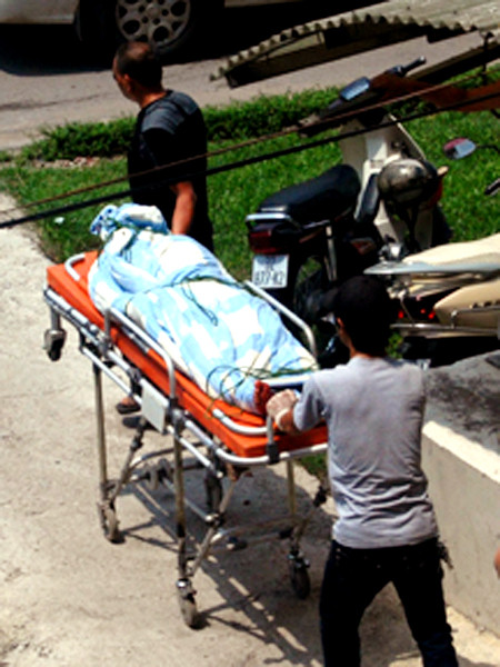 Xác nạn nhân được đưa khỏi hiện trường