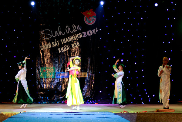 Nhiều những điệu múa yểu điệu, như: Múa hát Vinh quy bái tổ