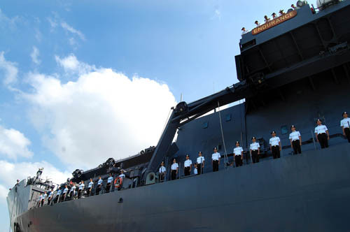 Thủy thủ tàu chào cảng. Nhiều người trong số họ là những học viên hải quân vừa tốt nghiệp