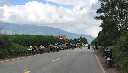 Va chạm với xe tải, hai cha con đi trên xe máy tử vong ảnh 1