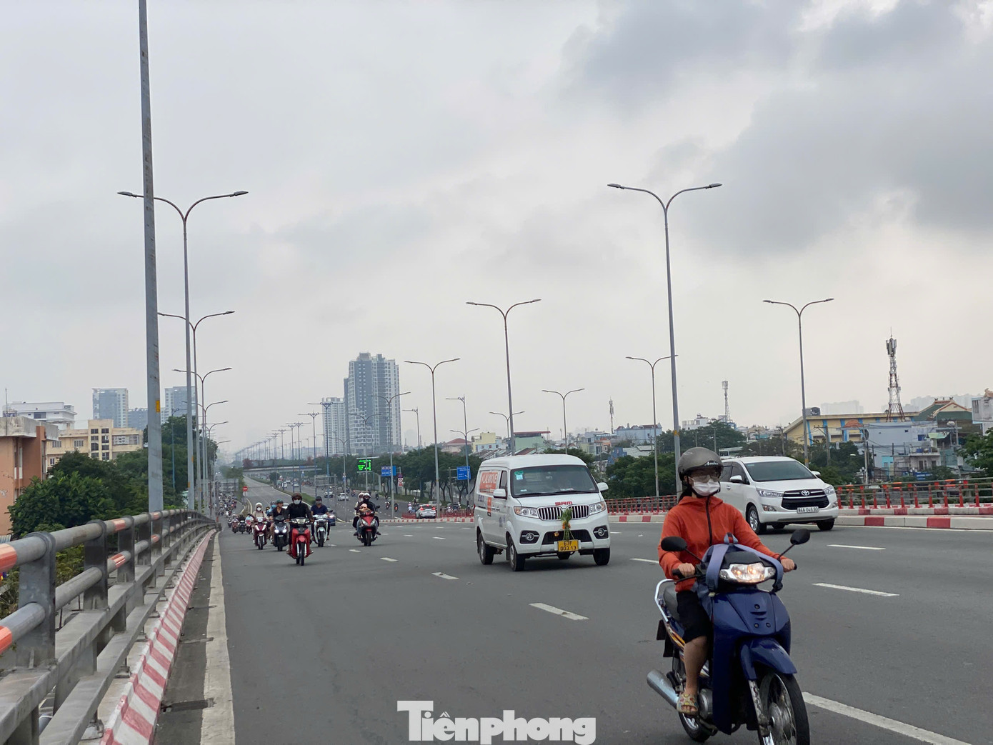 Trung tâm Dự báo Khí tượng Thủy văn quốc gia dự báo thời tiết các tỉnh, thành Nam Bộ (bao gồm TPHCM) hôm nay ngày 15/2 có mây, ngày nắng, đêm có mưa rào và dông vài nơi. Nhiệt độ thấp nhất từ 23-26 độ C, cao nhất từ 29-32 độ C, có nơi trên 32 độ C. Trung tâm Dự báo Khí tượng Thủy văn quốc gia dự báo thời tiết các tỉnh, thành Nam Bộ (bao gồm TPHCM) hôm nay ngày 15/2 có mây, ngày nắng, đêm có mưa rào và dông vài nơi. Nhiệt độ thấp nhất từ 23-26 độ C, cao nhất từ 29-32 độ C, có nơi trên 32 độ C.