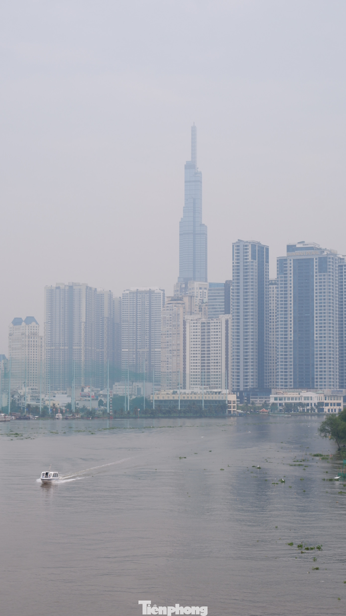 Nhiều tòa nhà cao tầng ở TPHCM bị khuất sau màn sương mờ.