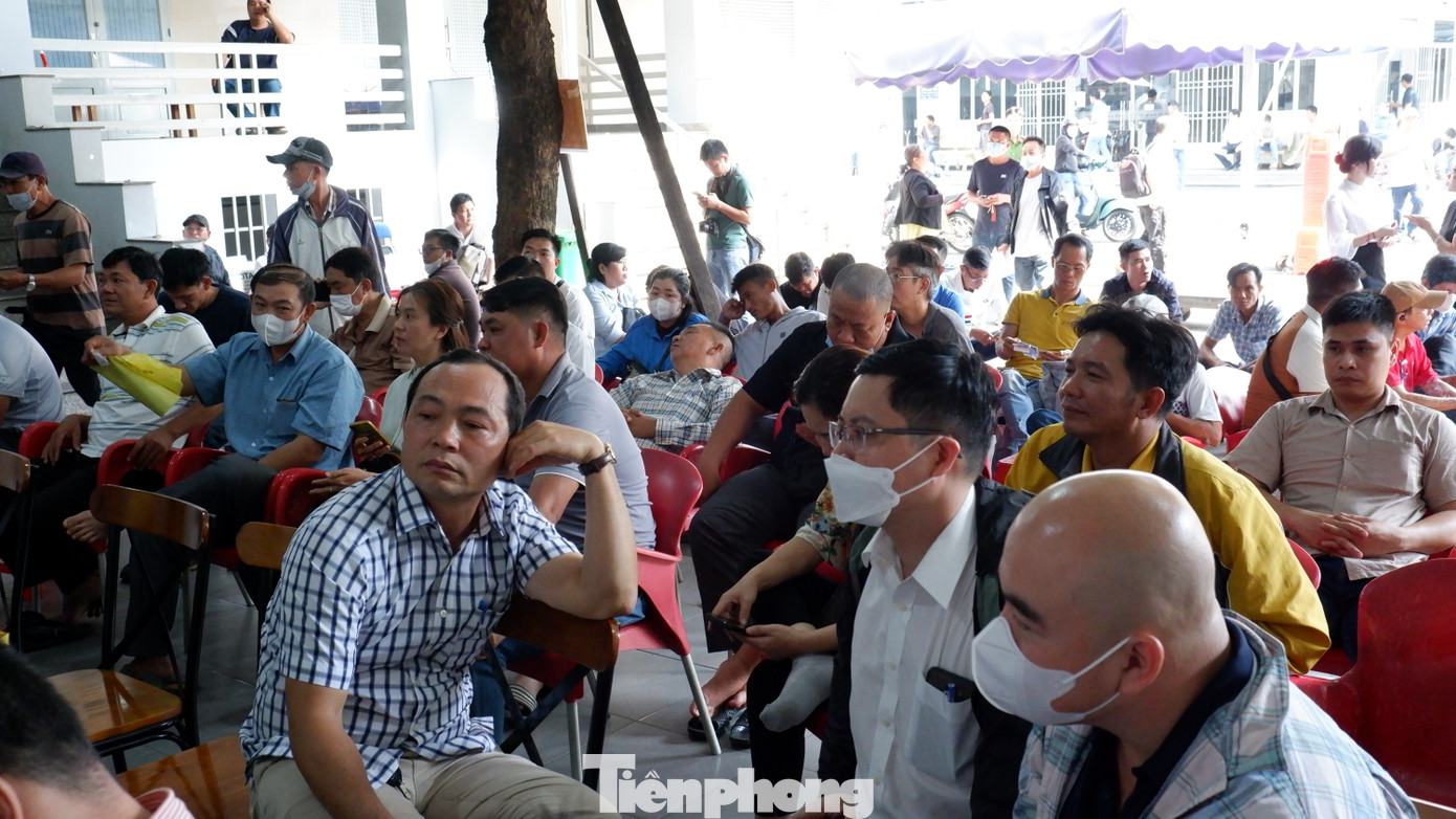 Nhiều người mòn mỏi chờ đợi làm thủ tục.