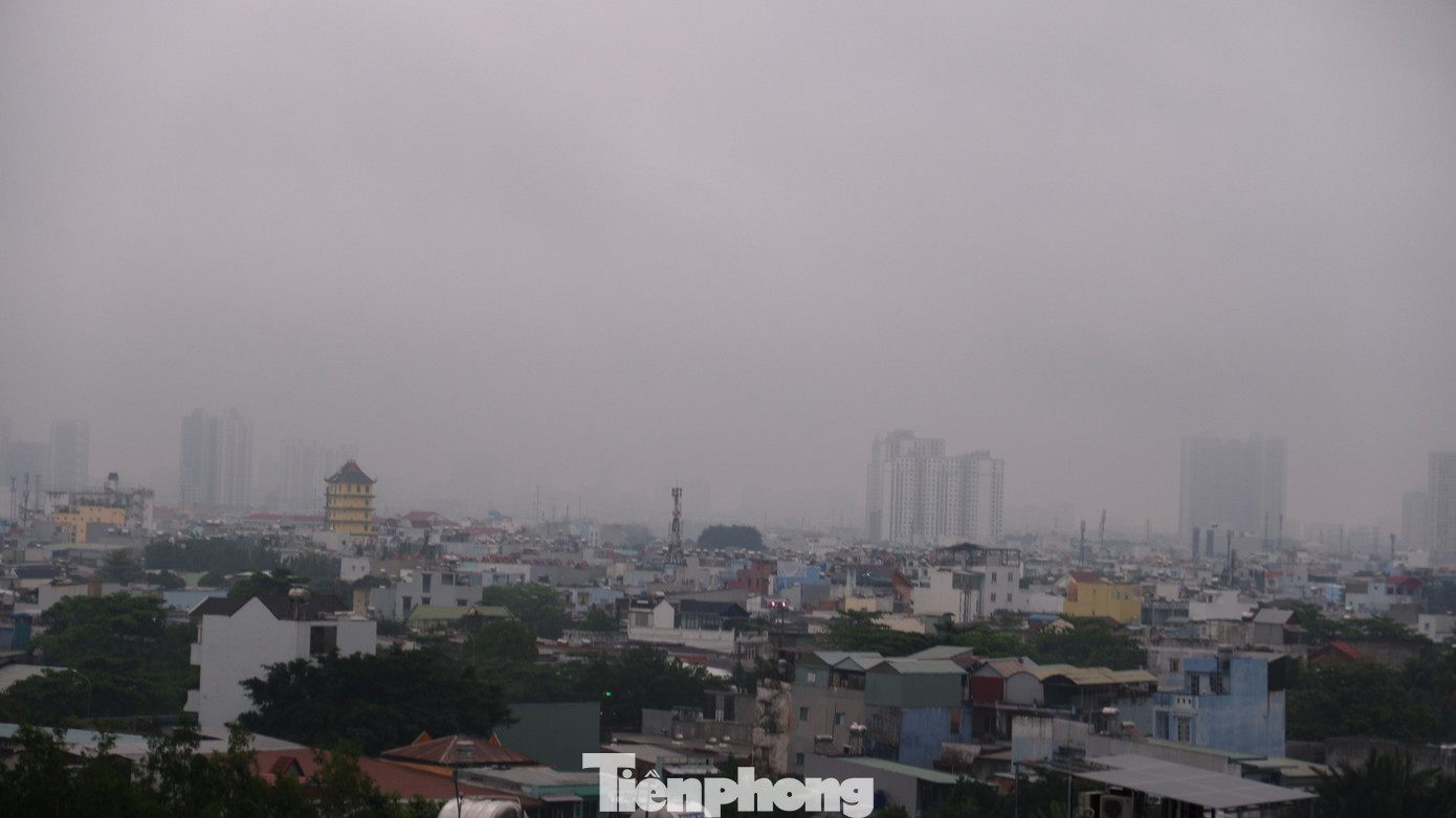 Mưa trái mùa từ sáng sớm, bầu trời TPHCM tối sầm. Ảnh: Hữu Huy Mưa trái mùa từ sáng sớm, bầu trời TPHCM tối sầm. Ảnh: Hữu Huy