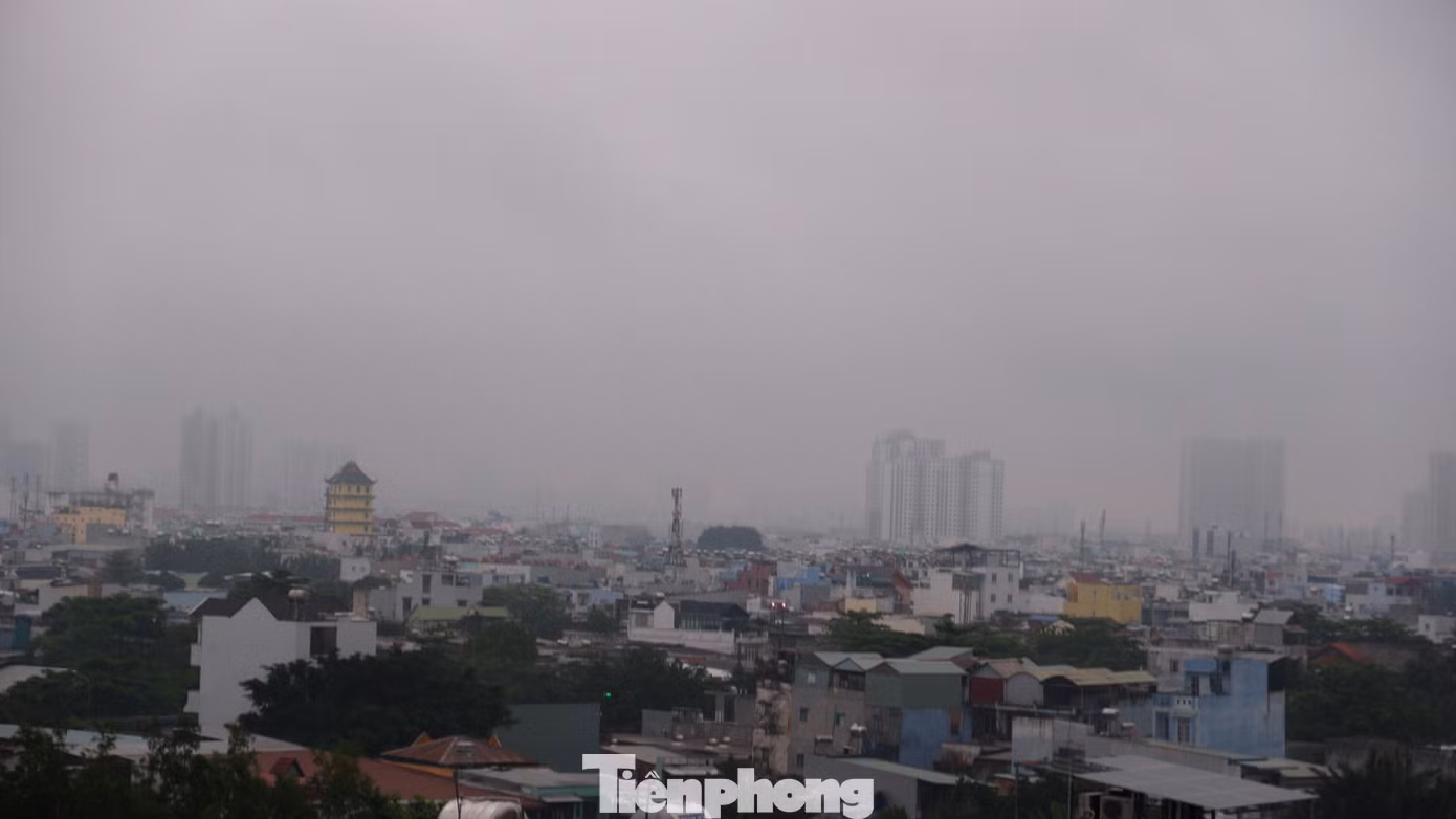 Mưa trái mùa từ sáng sớm, bầu trời TPHCM tối sầm. Ảnh: Hữu Huy