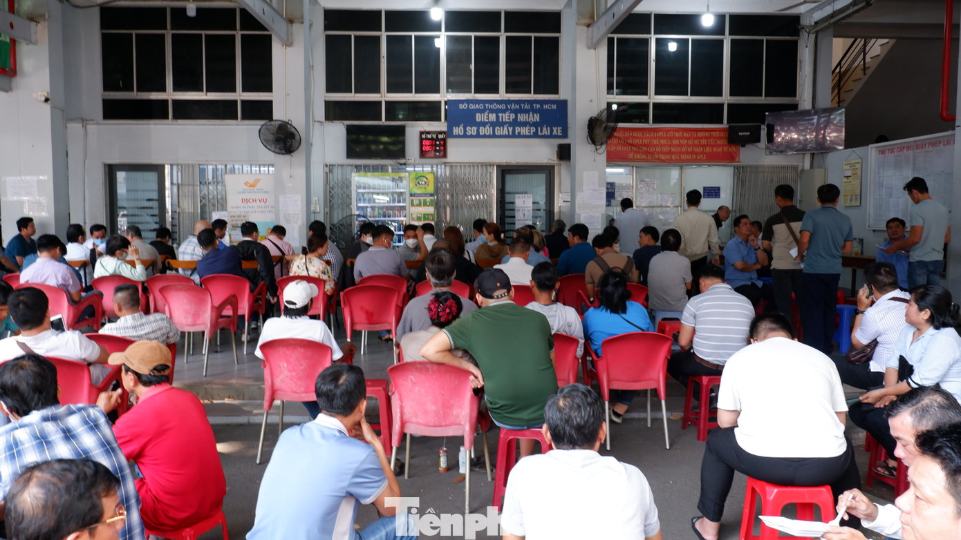 Sáng 17/2, điểm cấp đổi GPLX tại Trường trung cấp giao thông Tiến Bộ (quận Tân Phú, TPHCM) tiếp tục tấp nập người đến làm thủ tục cấp đổi, cấp lại GPLX sắp hết hạn. Ảnh: Hữu Huy.