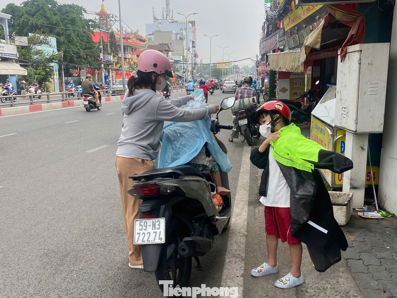 Mưa rào lất phất, người dân dừng xe mặc áo mưa tại đường Phạm Hùng, quận 8. Mưa rào lất phất, người dân dừng xe mặc áo mưa tại đường Phạm Hùng, quận 8.