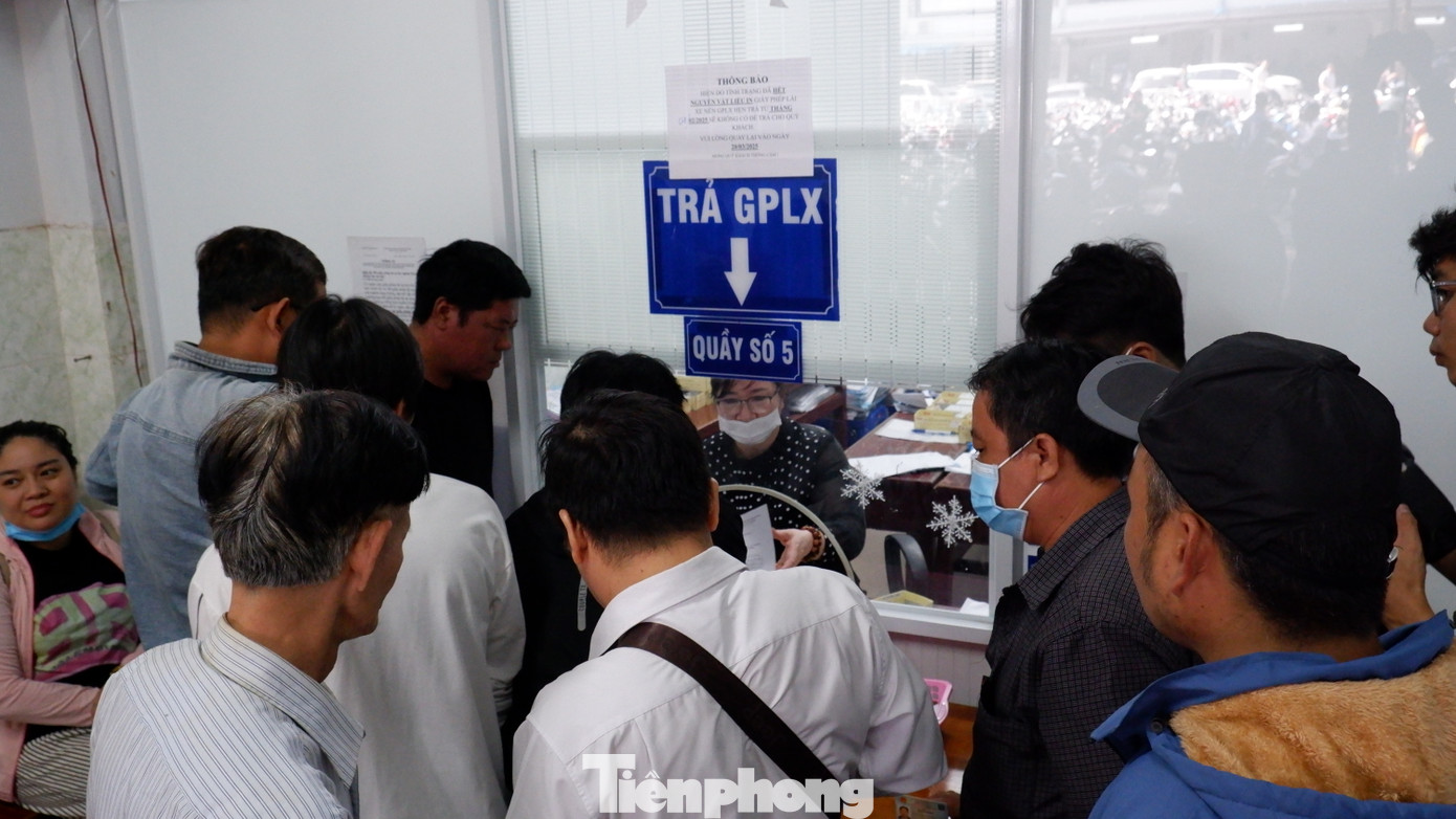 Rất đông người dân đến nhận GPLX trong buổi sáng 17/2 song nhiều người phải quay về tay trắng.