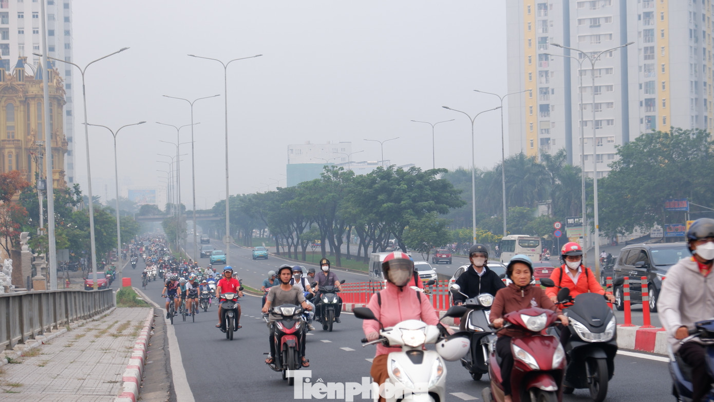 Nhiều nơi tại TPHCM xuất hiện sương mù kèm mưa rào lất phất vào sáng 19/2.
