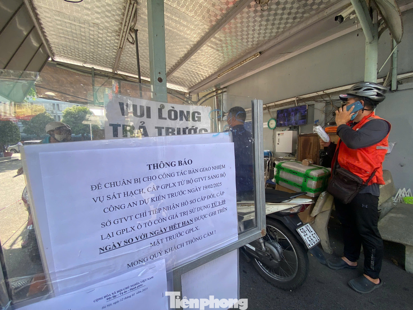 Thông báo phía trước điểm cấp đổi GPLX số 111 Tân Sơn Nhì, quận Tân Phú, TPHCM. Ảnh: Hữu Huy.