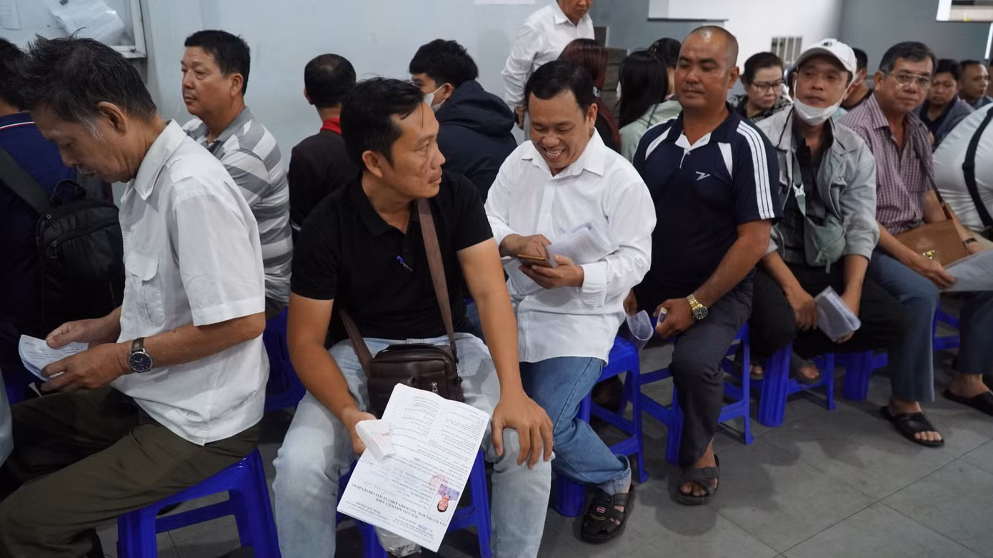 Người dân chờ làm thủ tục cấp đổi, cấp lại GPLX tại điểm cấp đổi GPLX (trường Trung cấp giao thông Tiến Bộ, quận Tân Phú, TPHCM) vào ngày 14/2. Ảnh: CTV Người dân chờ làm thủ tục cấp đổi, cấp lại GPLX tại điểm cấp đổi GPLX (trường Trung cấp giao thông Tiến Bộ, quận Tân Phú, TPHCM) vào ngày 14/2. Ảnh: CTV