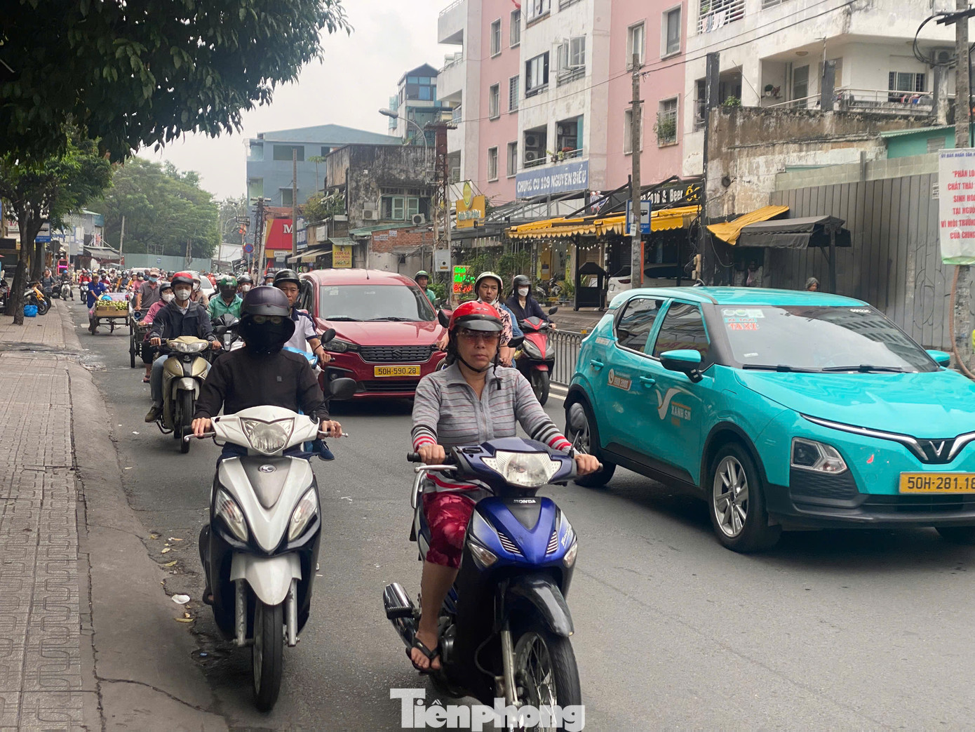 Nhiều khu vực tại TPHCM không có nắng, trời âm u trong buổi sáng cuối tuần. Nhiều khu vực tại TPHCM không có nắng, trời âm u trong buổi sáng cuối tuần.