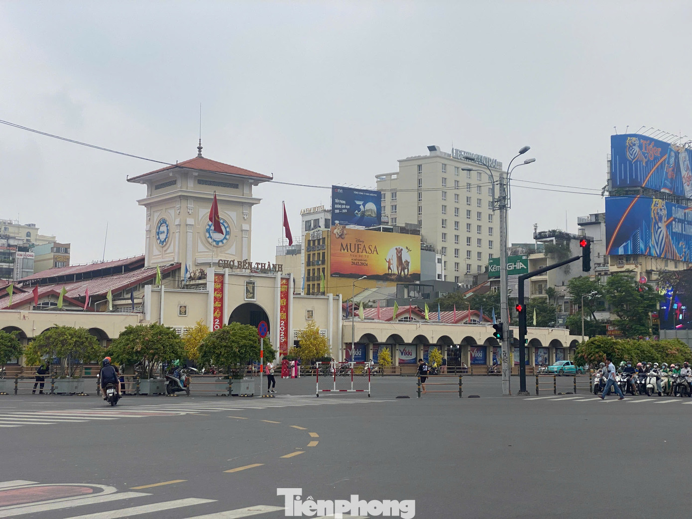 Khu vực chợ Bến Thành vào sáng 15/2. Khu vực chợ Bến Thành vào sáng 15/2.