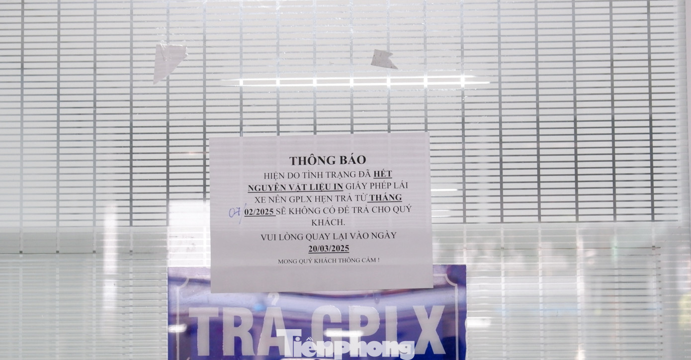 Thông báo được dán phía ngoài khu vực trả GPLX.