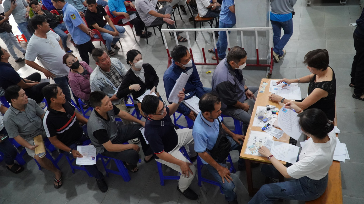 Khu vực tiếp nhận hồ sơ tại điểm cấp đổi GPLX - trường trung cấp giao thông Tiến Bộ. Ảnh: CTV Khu vực tiếp nhận hồ sơ tại điểm cấp đổi GPLX - trường trung cấp giao thông Tiến Bộ. Ảnh: CTV