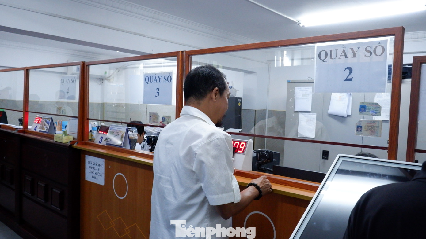 Theo đại diện Trường Trung cấp giao thông Tiến Bộ hiện nay, điểm cấp đổi GPLX số 111 Tân Sơn Nhì đang tiếp nhận từ 600 - 700 hồ sơ/ngày, trong đó có khoảng 150 - 200 trường hợp cấp lại GPLX hai bánh đã được đặt lịch hẹn qua tổng đài từ trước và khoảng 400 - 500 hồ sơ cấp đổi, cấp lại GPLX ô tô đến hạn nộp trực tiếp.