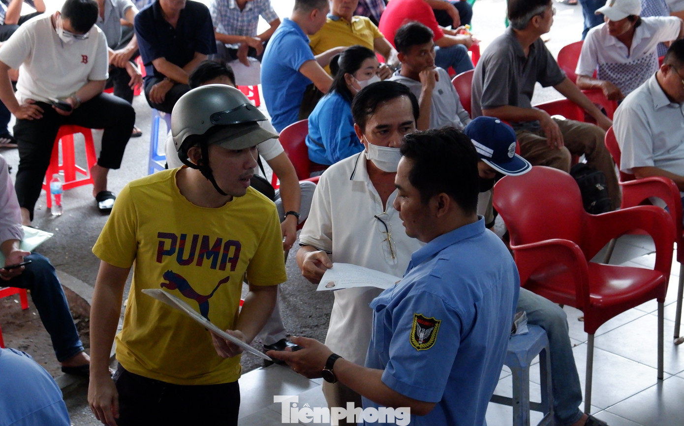 Lực lượng bảo vệ túc trực, hướng dẫn người dân đến làm thủ tục cấp đổi, cấp lại GPLX.