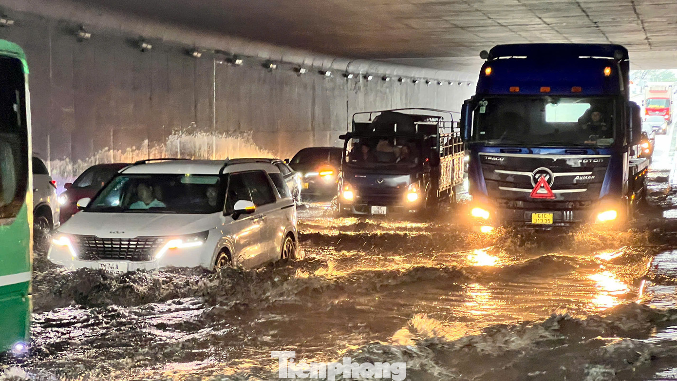 Mưa trái mùa kéo dài gây ngập hầm chui nút giao thông Nguyễn Văn Linh - Nguyễn Hữu Thọ, quận 7, TPHCM vào sáng 13/2. Ảnh: M.H Mưa trái mùa kéo dài gây ngập hầm chui nút giao thông Nguyễn Văn Linh - Nguyễn Hữu Thọ, quận 7, TPHCM vào sáng 13/2. Ảnh: M.H