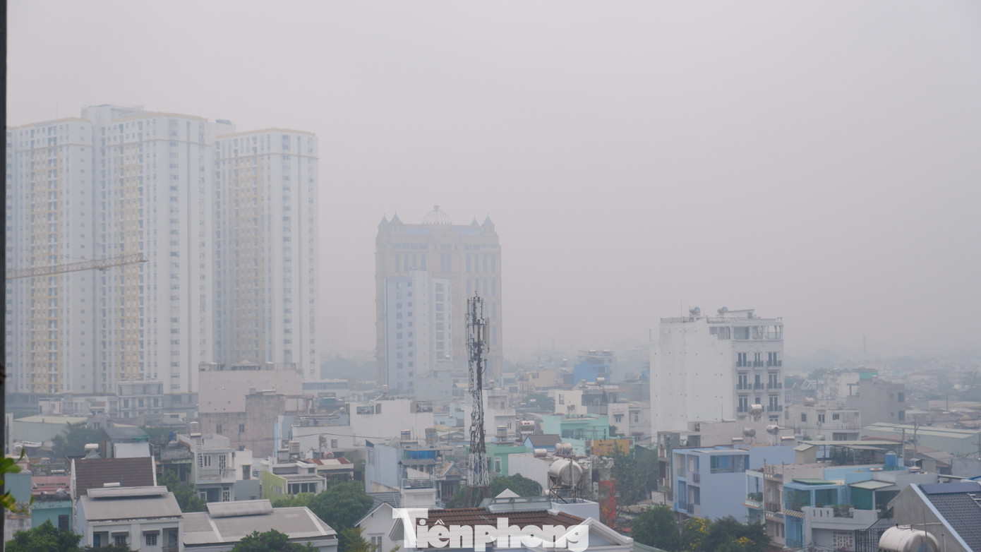 Air Visual cho biết, nồng độ bụi mịn PM 2.5 tại TPHCM vào sáng 19/2 cao gấp 10,6 lần giá trị theo hướng dẫn về chất lượng không khí hàng năm của WHO.