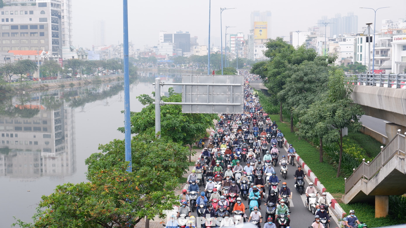 Cụ thể, theo ứng dụng Air Visual, nồng độ bụi mịn PM 2.5 (bụi mịn PM2.5 là vật chất dạng hạt trôi nổi trong không khí với đường kính bằng 2.5 micromet hoặc nhỏ hơn) tại TPHCM vào lúc 9 giờ 30 ngày 19/2 là 53 µg/m³ (mức cho phép là khoảng 5 µg/m³). Ảnh ghi nhận tại khu vực đường Võ Văn Kiệt (quận 5).