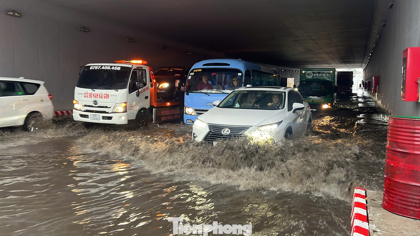 Một đoạn khoảng 50m nhánh hầm chui Nguyễn Văn Linh - Nguyễn Hữu Thọ (hướng quốc lộ 1 đi Tân Thuận) bị ngập vào sáng 13/2. Ảnh: M.H Một đoạn khoảng 50m nhánh hầm chui Nguyễn Văn Linh - Nguyễn Hữu Thọ (hướng quốc lộ 1 đi Tân Thuận) bị ngập vào sáng 13/2. Ảnh: M.H