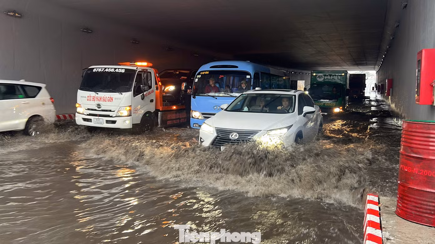 Một đoạn khoảng 50m nhánh hầm chui Nguyễn Văn Linh - Nguyễn Hữu Thọ (hướng quốc lộ 1 đi Tân Thuận) bị ngập vào sáng 13/2. Ảnh: M.H