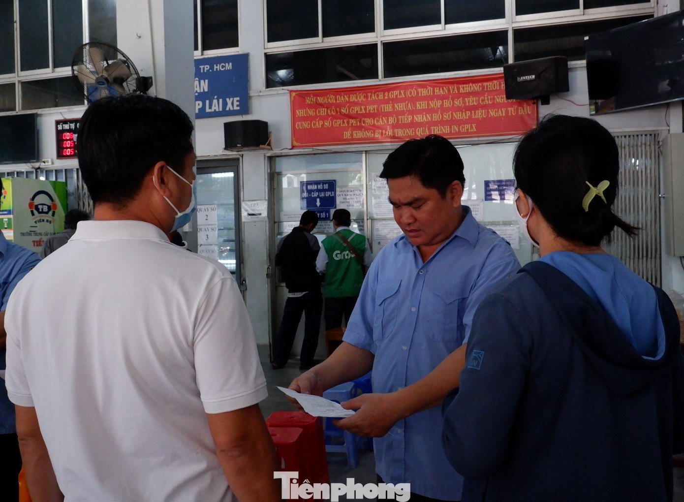 Lực lượng bảo vệ túc trực, hướng dẫn người dân đến làm thủ tục cấp đổi, cấp lại GPLX.