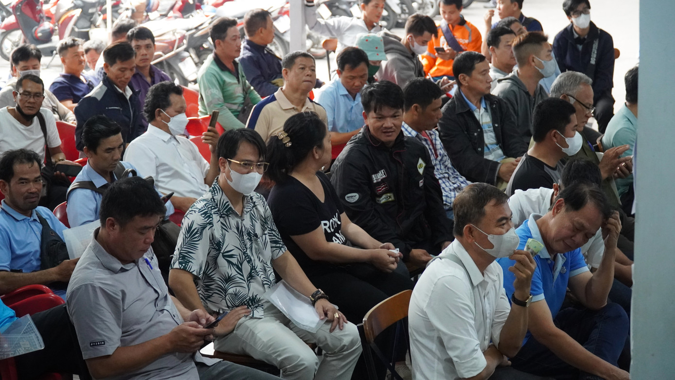 Người dân đổ xô đến điểm cấp đổi GPLX tại trường trung cấp giao thông Tiến Bộ, quận Tân Phú chờ làm hồ sơ. Ảnh: CTV Người dân đổ xô đến điểm cấp đổi GPLX tại trường trung cấp giao thông Tiến Bộ, quận Tân Phú chờ làm hồ sơ. Ảnh: CTV