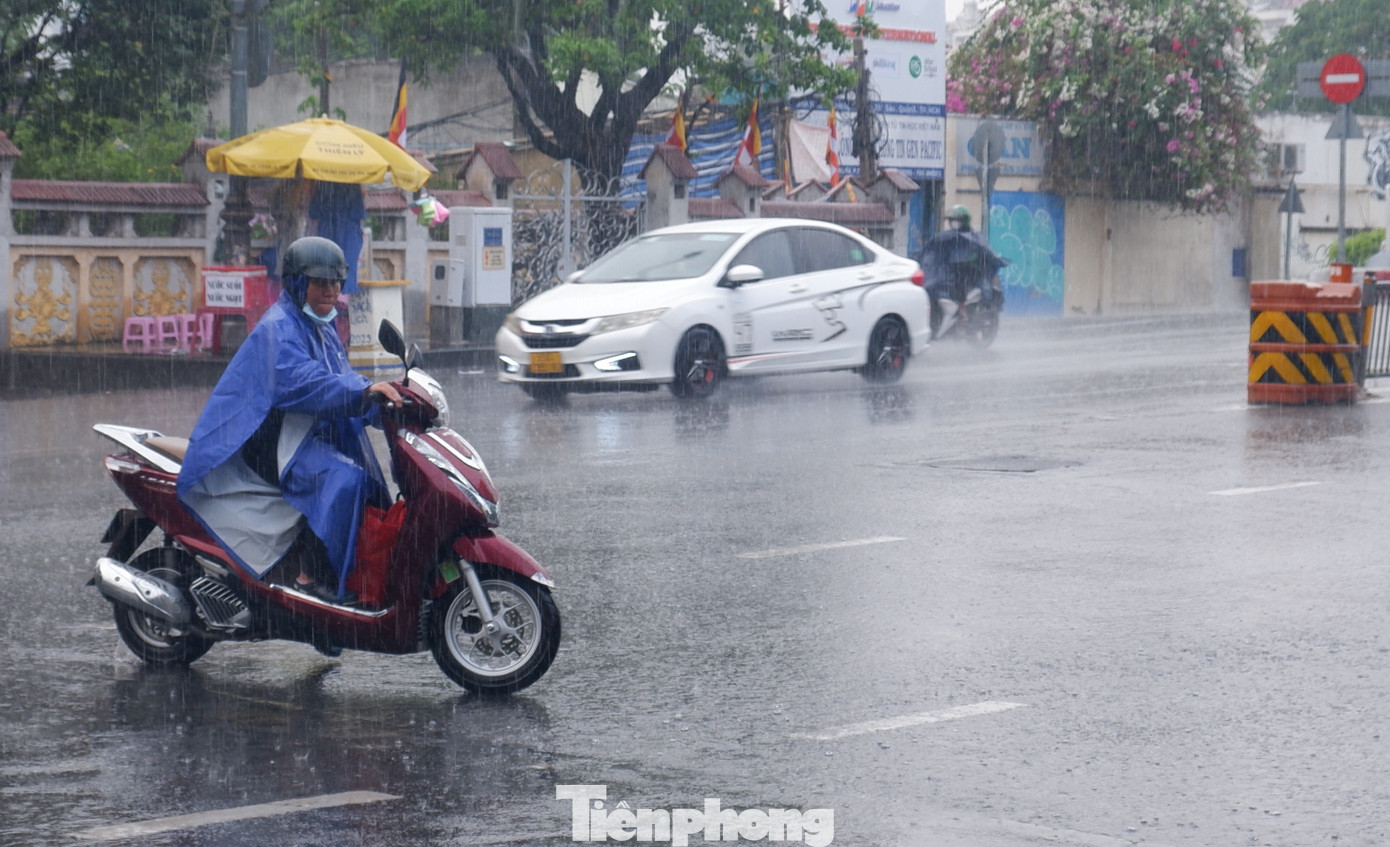 Nhiều khu vực ở TPHCM có mưa trái mùa vào chiều 19/2. Ảnh: Hữu Huy