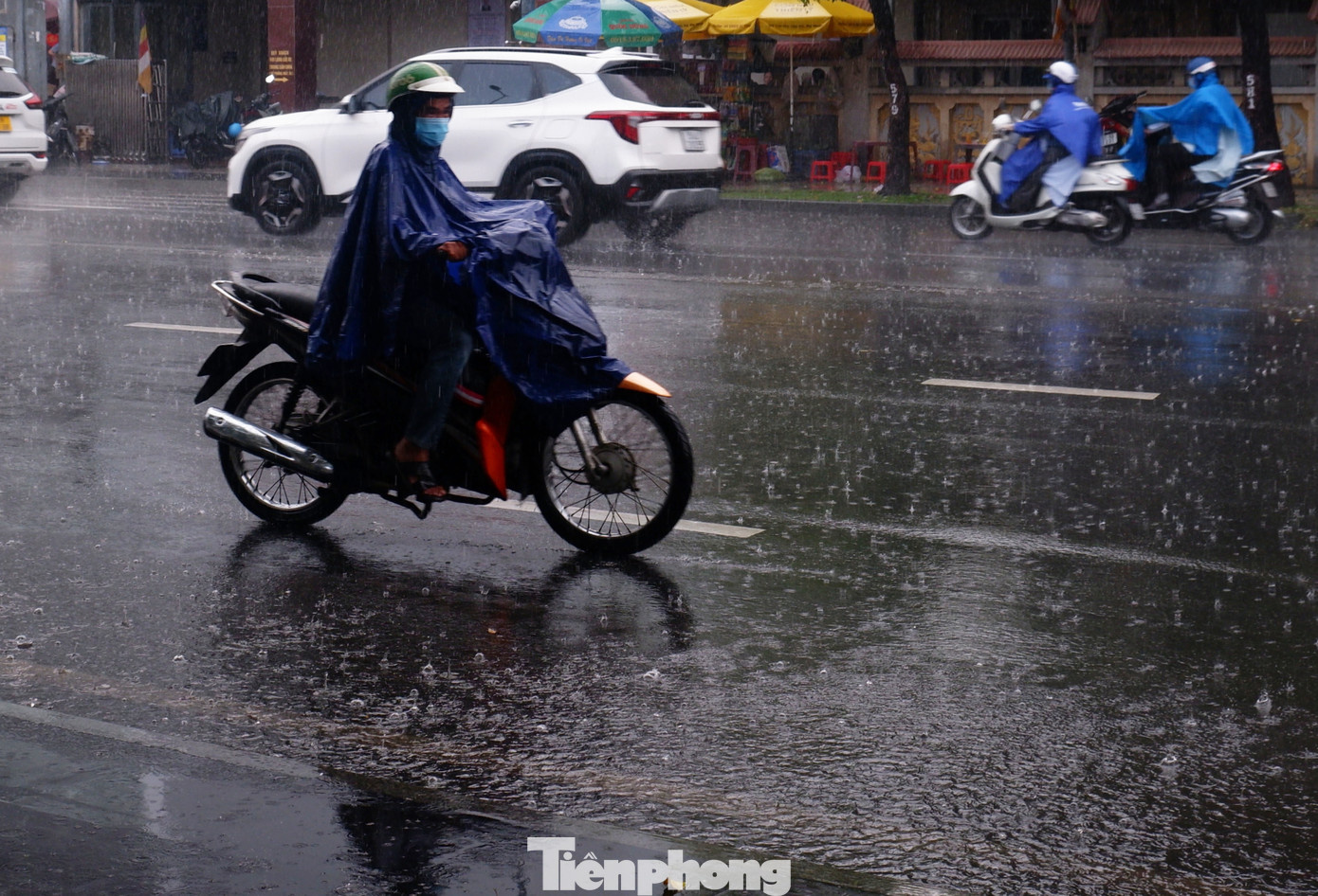 Trong những ngày cuối tuần, khu vực các tỉnh, thành Nam bộ (bao gồm TPHCM) tiếp tục có mưa trái mùa. Ảnh minh họa: Hữu Huy
