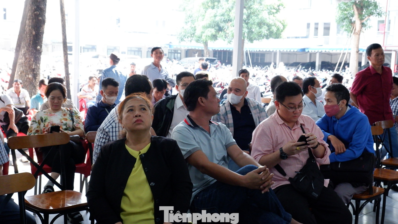 Nhiều người mòn mỏi chờ đợi làm thủ tục.