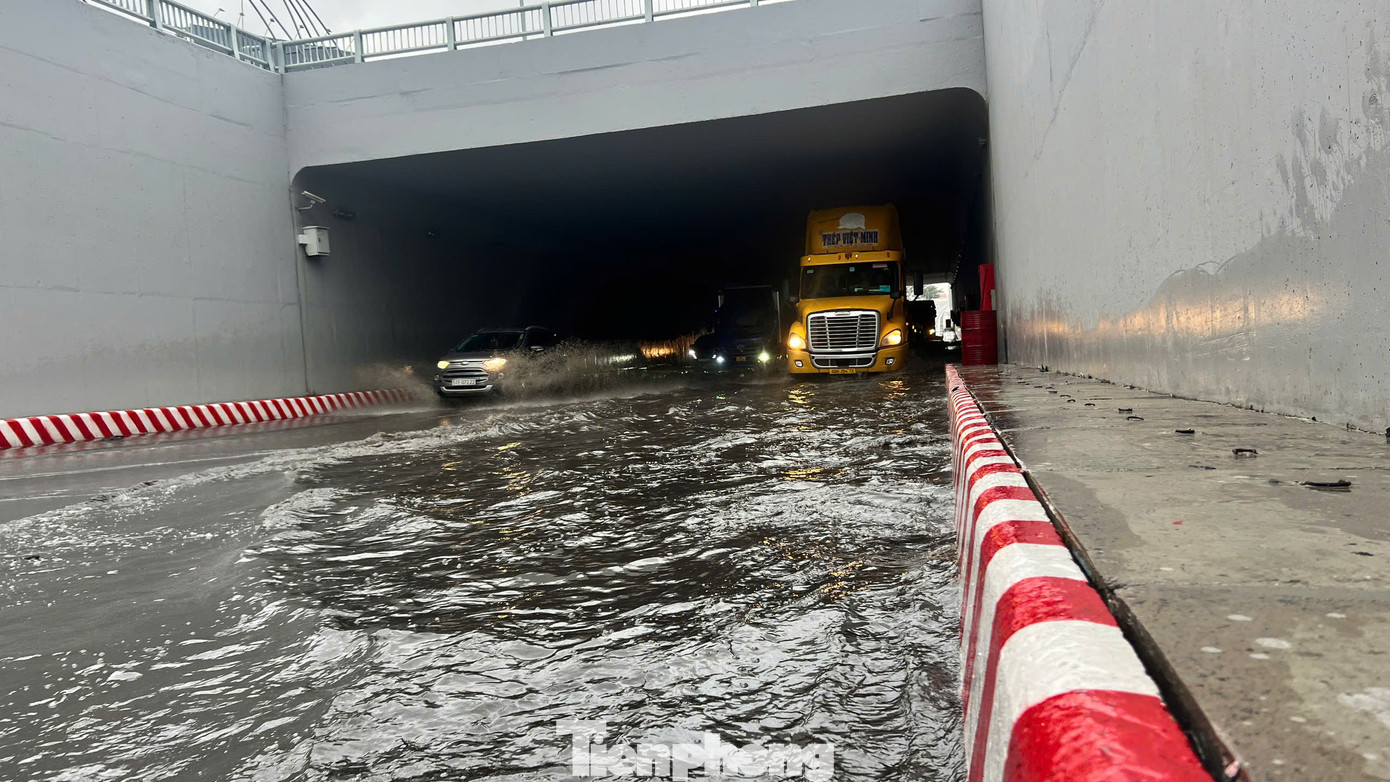 Đại diện chủ đầu tư công trình lý giải nguyên nhân gây ngập là miệng thu nước và đường ống thu gom nước, cũng như trạm bơm bị rác chắn, nước không thoát kịp. Ảnh: M.H Đại diện chủ đầu tư công trình lý giải nguyên nhân gây ngập là miệng thu nước và đường ống thu gom nước, cũng như trạm bơm bị rác chắn, nước không thoát kịp. Ảnh: M.H
