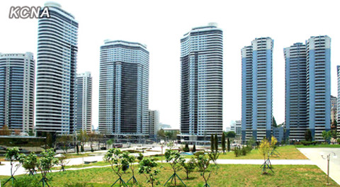 Một góc của khu Phố Changjon, với những toàn nhà cao tầng có đường nét khá hiện đại. Một góc của khu Phố Changjon, với những toàn nhà cao tầng có đường nét khá hiện đại