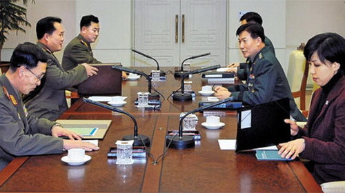 Các quan chức quân đội hai miền Triều Tiên tại cuộc họp hôm 8-2 - Ảnh: chosun.com