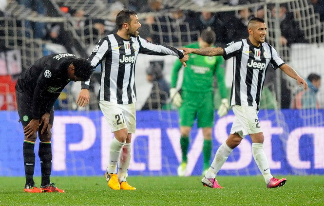 Các cầu thủ Juventus (áo sọc đỏ đen) dễ dàng bước vào vòng tứ kết Champions League. Ảnh: Reuters