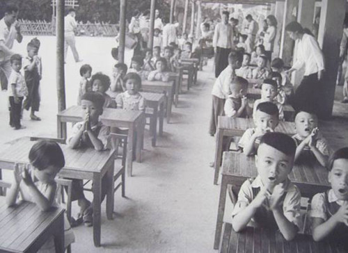 Lớp học thời chiến được tổ chức ở sân kho, sân đình và cả hầm trú ẩn