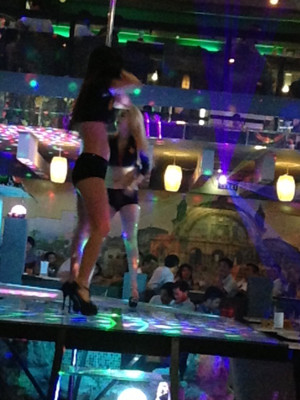 Nhân viên quán Phong Lưu luôn được khuyến khích mặc hở rốn