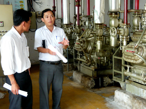 Ông Huỳnh Kim Hương – Phó giám đốc nhà máy chế biến thủy sản (Công ty CP Thủy sản Cửu Long) giới thiệu về hệ thống bơm tăng áp tự động trong dây truyền đưa nước vào xử lý nguyên liệu tôm.