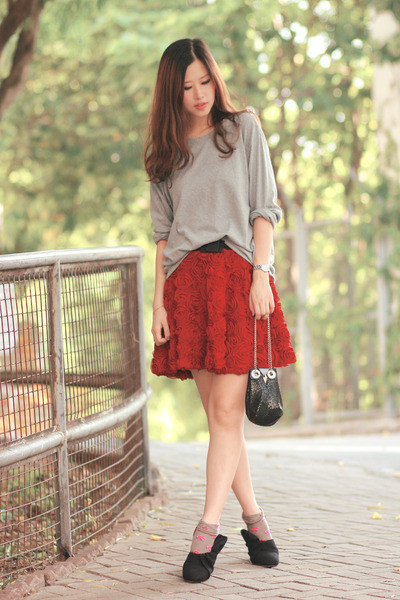 Mix váy ngắn cùng với tất cao quá đầu gối sẽ đem lại cho bạn vẻ dễ thương mà vẫn rất cá tính. Vẻ đẹp dịu dàng và dễ thương của chân váy xòe kết hợp với vẻ đẹp thanh lịch của áo sơ mi tạo nên một phong cách cực hoàn hảo. Váy ngắn + áo pull = một phong cách đậm chất teen Thêm áo khoác nhẹ nhàng cho ngày trở gió Áo sơ mi diện trong áo len hoặc áo pull mix cùng chân váy sẽ đem lại cho bạn vẻ trẻ trung thanh lịch.