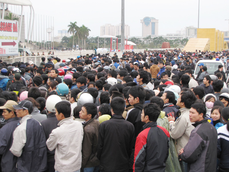Đến 6h sáng, hàng trăm người tập trung trước khu vực sân Mỹ Đình chờ mua vé