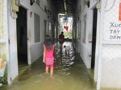 Hơn 200 hộ dân bị chìm trong biển nước sau sự cố vỡ đê nghiêm trọng xảy ra tối 4/12 trên đường số 42 thuộc khu phố 8, P.Hiệp Bình Chánh (quận Thủ Đức). ảnh: Nguyễn Dũng. Hơn 200 hộ dân bị chìm trong biển nước sau sự cố vỡ đê nghiêm trọng xảy ra tối 4/12 trên đường số 42 thuộc khu phố 8, P.Hiệp Bình Chánh (quận Thủ Đức). ảnh: Nguyễn Dũng