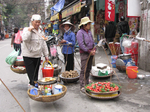 Vừa lo chạy trốn mỗi khi có công an. Ảnh: Trường Phong