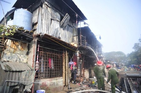 Một tổ khác chữa cháy từ phía trước khu nhà, cạnh công trường thi công thoát nước. một tổ khác chữa cháy từ phía trước khu nhà, cạnh công trường thi công thoát nước