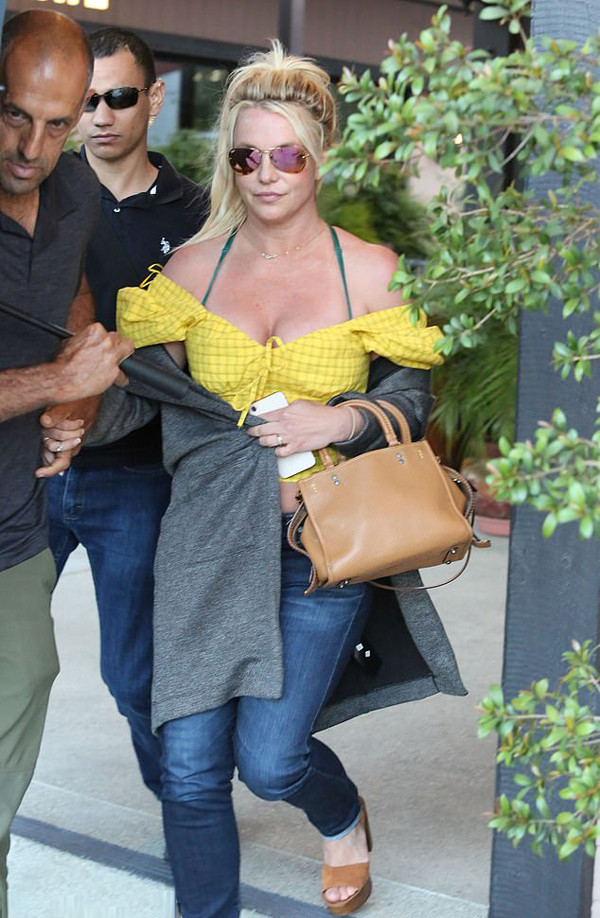 Britney Spears khoe vóc dáng săn chắc với bikini giữa mâu thuẫn với bố ruột ảnh 2