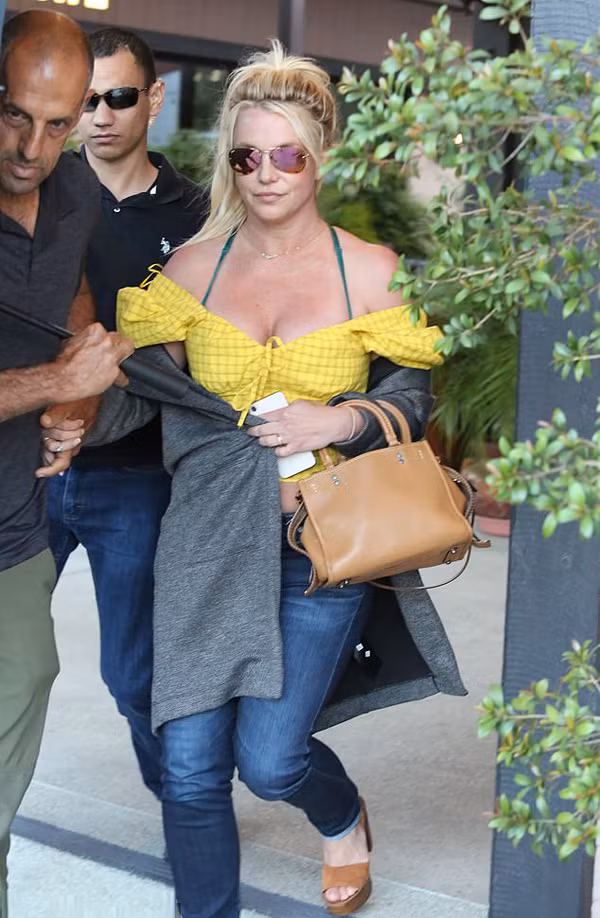 Britney Spears khoe vóc dáng săn chắc với bikini giữa mâu thuẫn với bố ruột ảnh 2