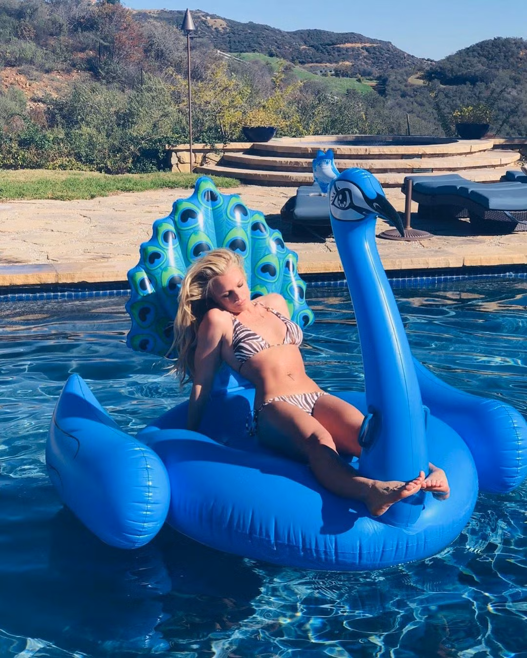 Britney Spears khoe vóc dáng săn chắc với bikini giữa mâu thuẫn với bố ruột ảnh 1