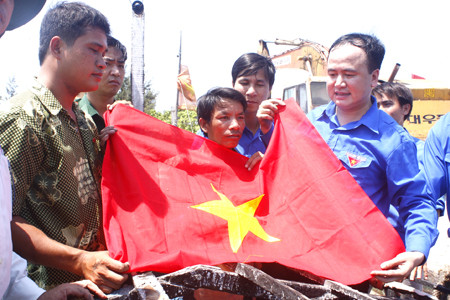 Trao cờ tổ quốc cho mỗi tàu cá. Trao cờ tổ quốc cho mỗi tàu cá