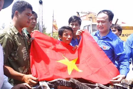Trao cờ tổ quốc cho mỗi tàu cá