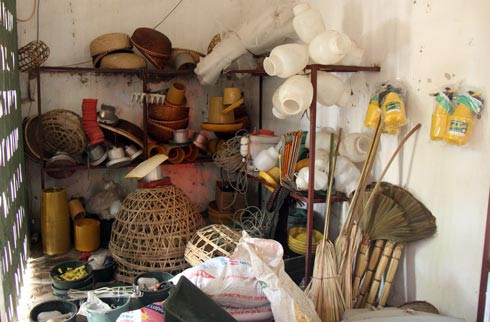 Gian hàng vợ chồng chị Thủy đi vay vốn để kinh doanh. Ảnh: Thái Thịnh