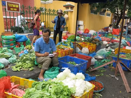 Các hàng ven sông ở chợ Hội An được di dời tới nơi khô ráo